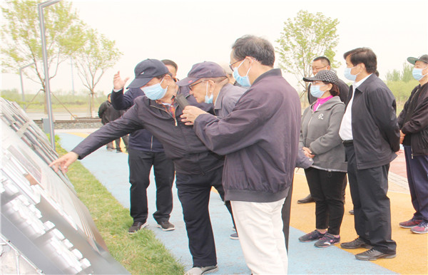 大兴区委老干部局组织离退休干部开展“走进城市森林 感受美丽大兴”主题活动