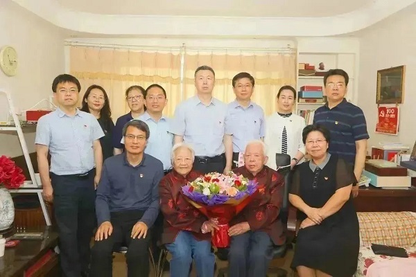市委老干部局等单位领导看望慰问本市百岁离休干部温寒江