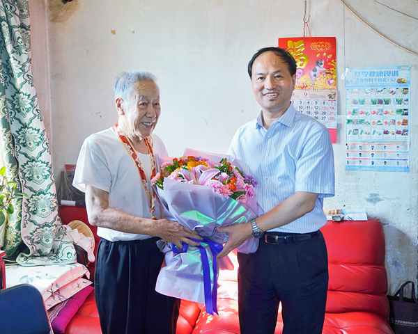 京城机电党委副书记,总经理王国华看望离休干部