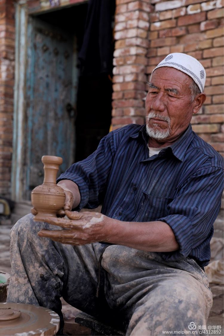 《喀什勤劳的传统手工艺者》