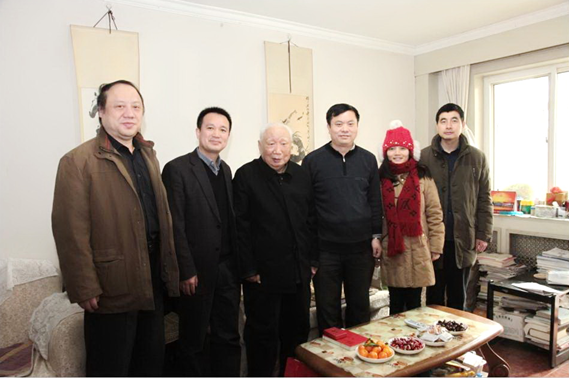 工作动态 系统动态 教育系统    祝寿活动中,刘红雷代表校委会向马老